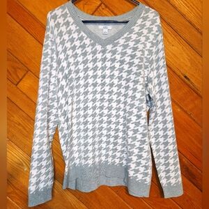 Croft & Barrow large light pink and gray houndstooth long sleeved sweater